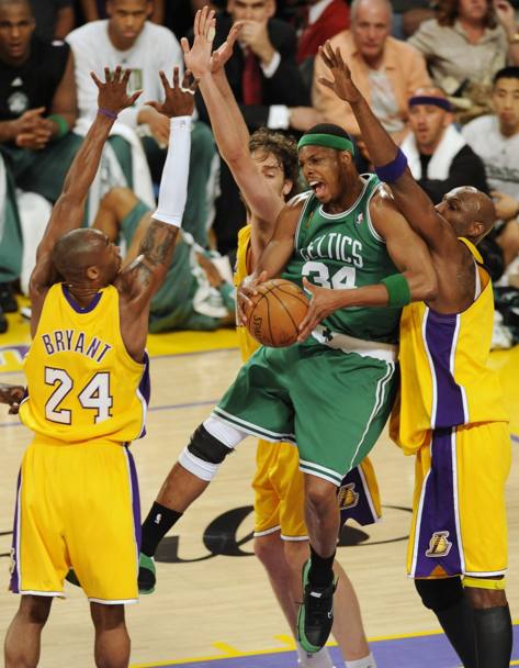 Finals 2008, gara-3: Pierce nella morsa di Bryant, Gasol e Odom. Reuters